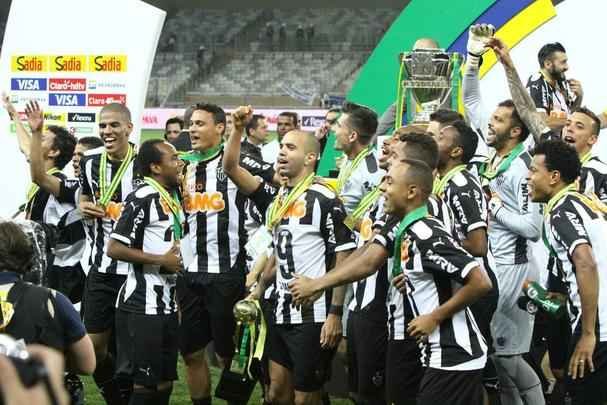 Capito Leonardo Silva ergue a taa e jogadores festejam o ttulo indito da Copa do Brasil