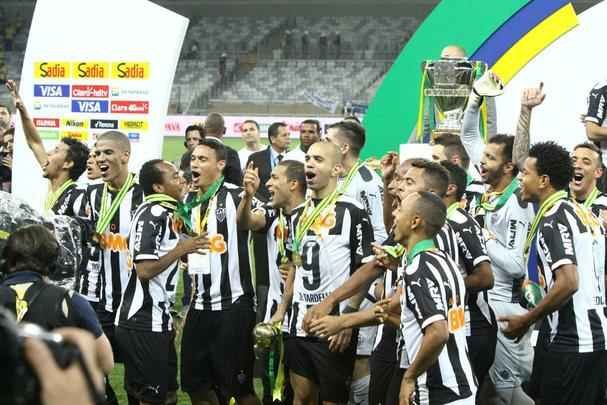 Capito Leonardo Silva ergue a taa e jogadores festejam o ttulo indito da Copa do Brasil