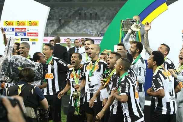 Capito Leonardo Silva ergue a taa e jogadores festejam o ttulo indito da Copa do Brasil