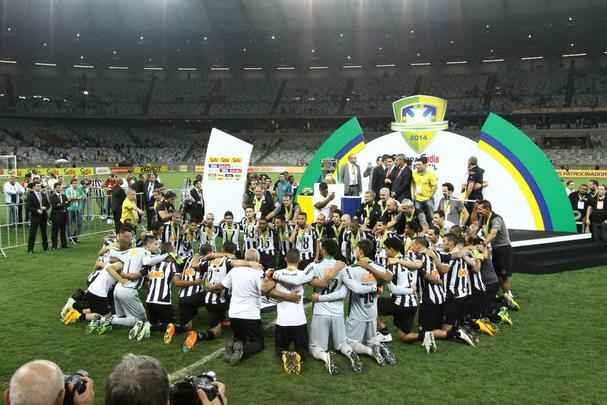 Capito Leonardo Silva ergue a taa e jogadores festejam o ttulo indito da Copa do Brasil