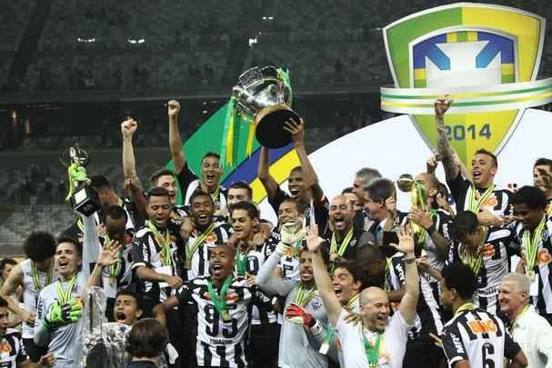 Capito Leonardo Silva ergue a taa e jogadores festejam o ttulo indito da Copa do Brasil