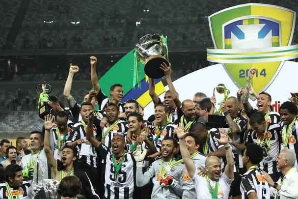 Capito Leonardo Silva ergue a taa e jogadores festejam o ttulo indito da Copa do Brasil