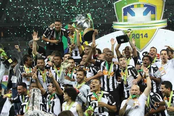 Capito Leonardo Silva ergue a taa e jogadores festejam o ttulo indito da Copa do Brasil