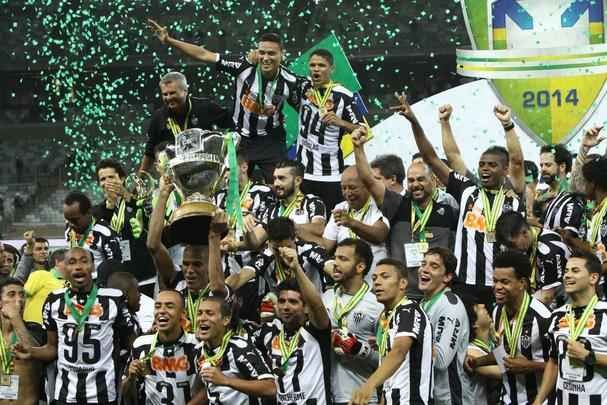 Capito Leonardo Silva ergue a taa e jogadores festejam o ttulo indito da Copa do Brasil