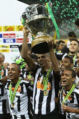 Capito Leonardo Silva ergue a taa e jogadores festejam o ttulo indito da Copa do Brasil