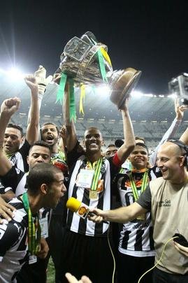 Capito Leonardo Silva ergue a taa e jogadores festejam o ttulo indito da Copa do Brasil