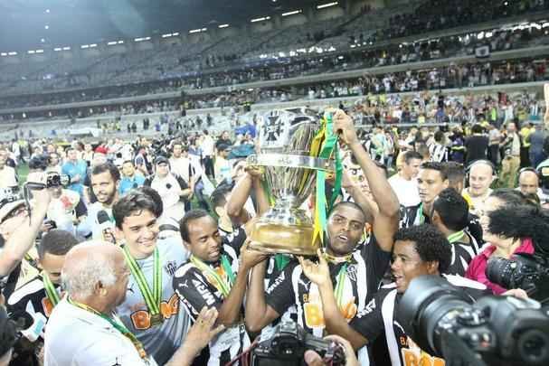 Capito Leonardo Silva ergue a taa e jogadores festejam o ttulo indito da Copa do Brasil