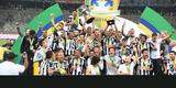 Capito Leonardo Silva ergue a taa e jogadores festejam ttulo indito da Copa do Brasil