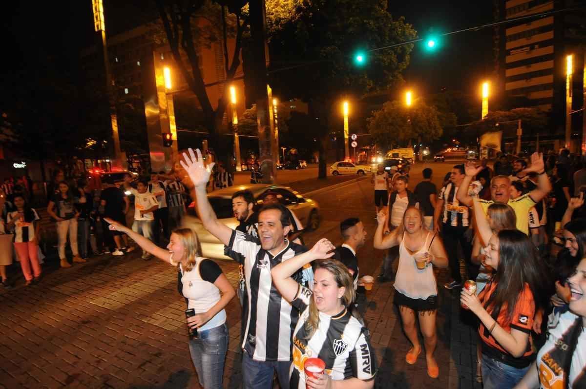Atleticanos invadem Praa Sete, no Centro de Belo Horizonte, e comemoram ttulo indito da Copa do Brasil