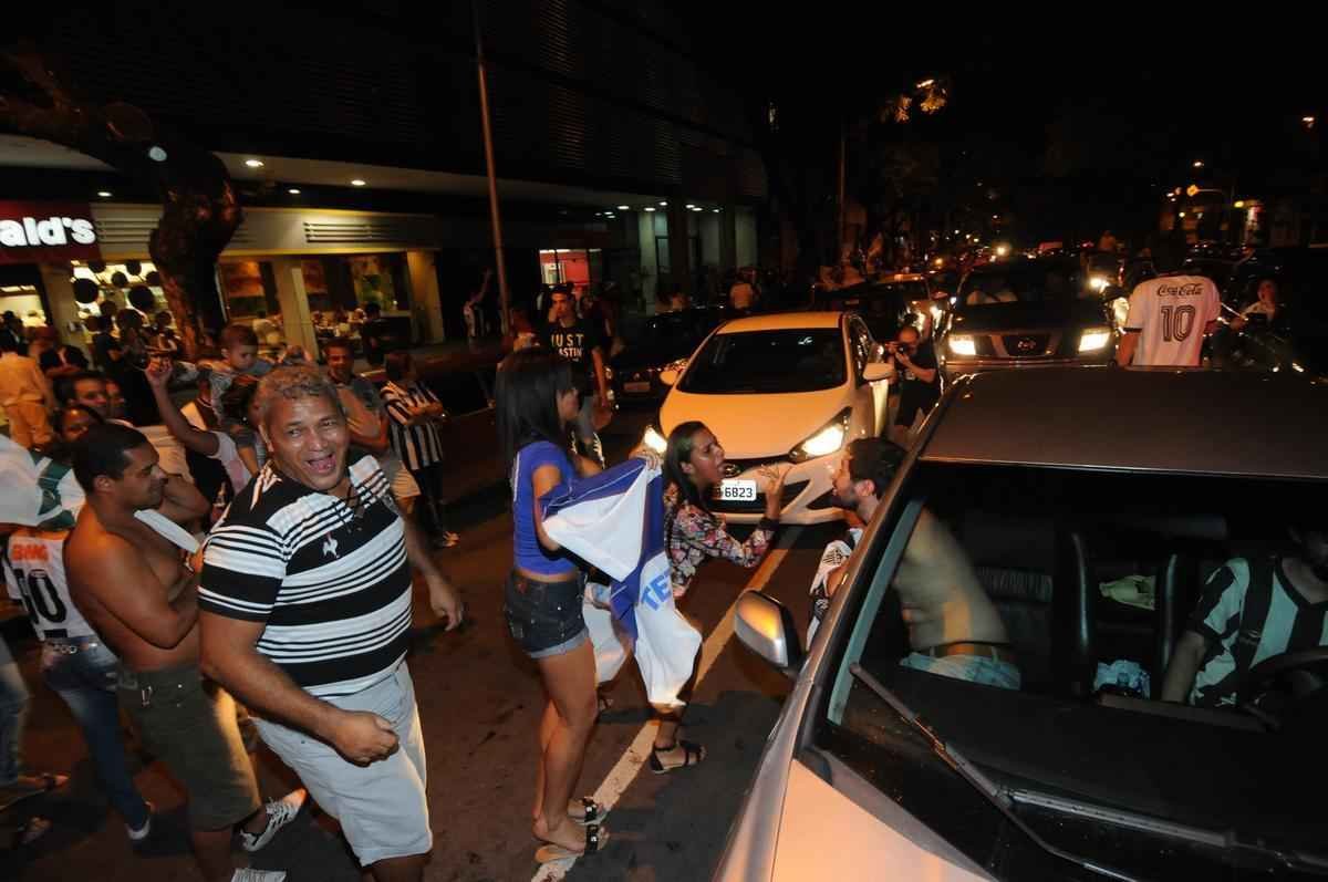 Atleticanos invadem Praa Sete, no Centro de Belo Horizonte, e comemoram ttulo indito da Copa do Brasil