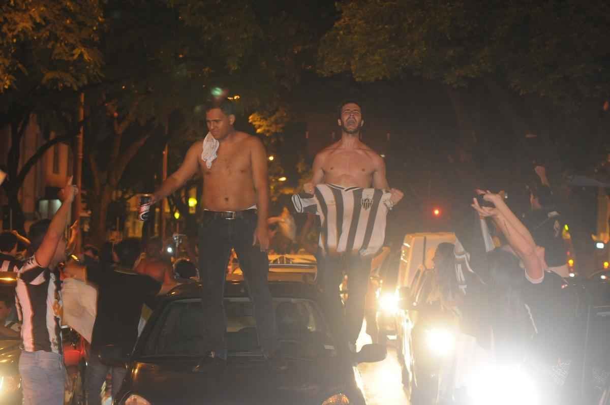 Atleticanos invadem Praa Sete, no Centro de Belo Horizonte, e comemoram ttulo indito da Copa do Brasil