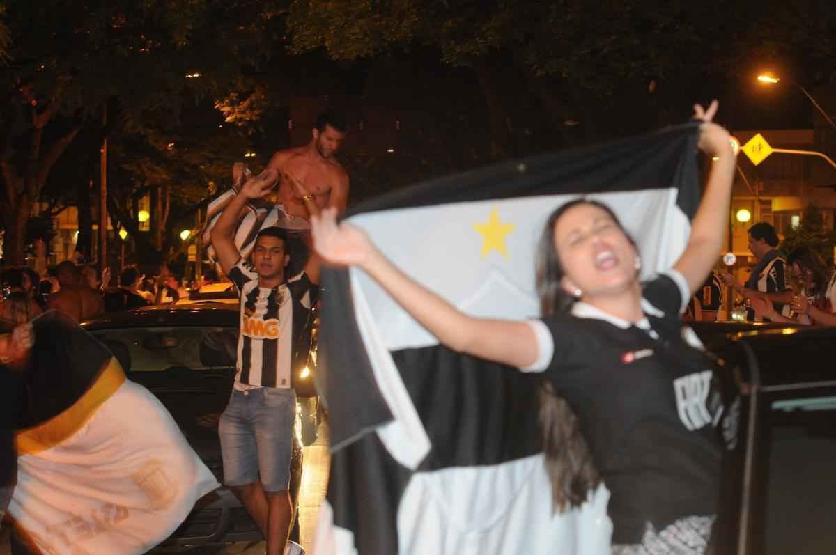 Atleticanos invadem Praa Sete, no Centro de Belo Horizonte, e comemoram ttulo indito da Copa do Brasil
