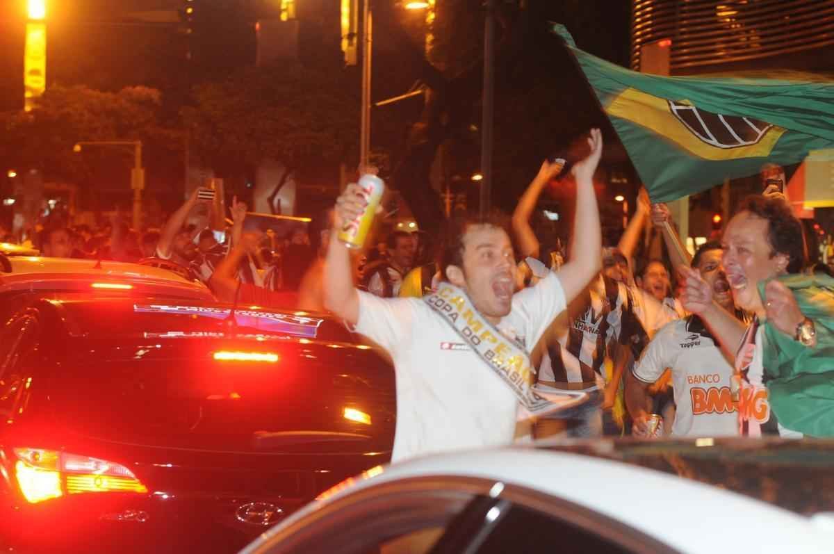 Atleticanos invadem Praa Sete, no Centro de Belo Horizonte, e comemoram ttulo indito da Copa do Brasil