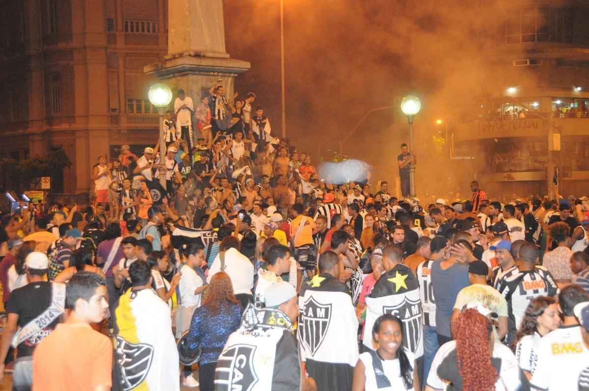 Atleticanos invadem Praa Sete, no Centro de Belo Horizonte, e comemoram ttulo indito da Copa do Brasil