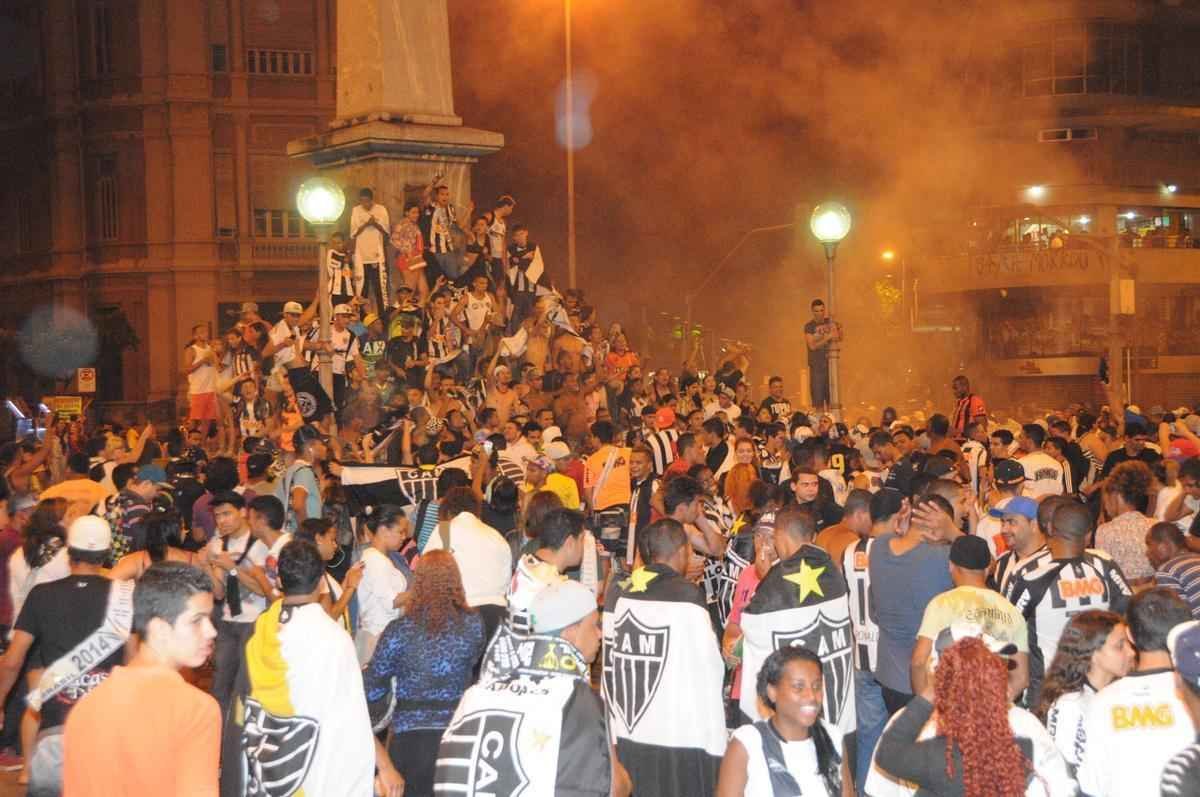 Atleticanos invadem Praa Sete, no Centro de Belo Horizonte, e comemoram ttulo indito da Copa do Brasil