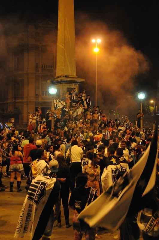 Atleticanos invadem Praa Sete, no Centro de Belo Horizonte, e comemoram ttulo indito da Copa do Brasil