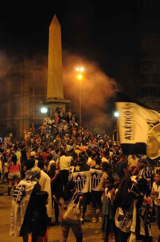 Atleticanos invadem Praa Sete, no Centro de Belo Horizonte, e comemoram ttulo indito da Copa do Brasil