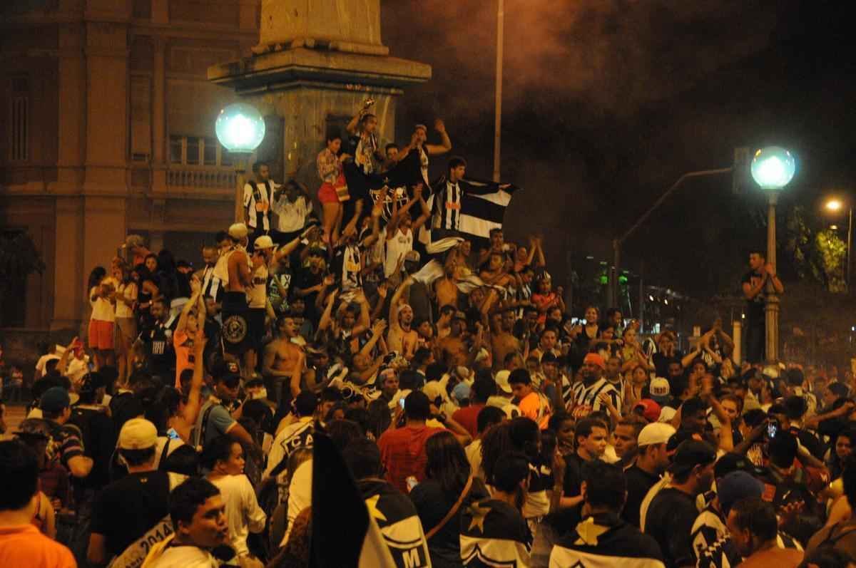 Atleticanos invadem Praa Sete, no Centro de Belo Horizonte, e comemoram ttulo indito da Copa do Brasil