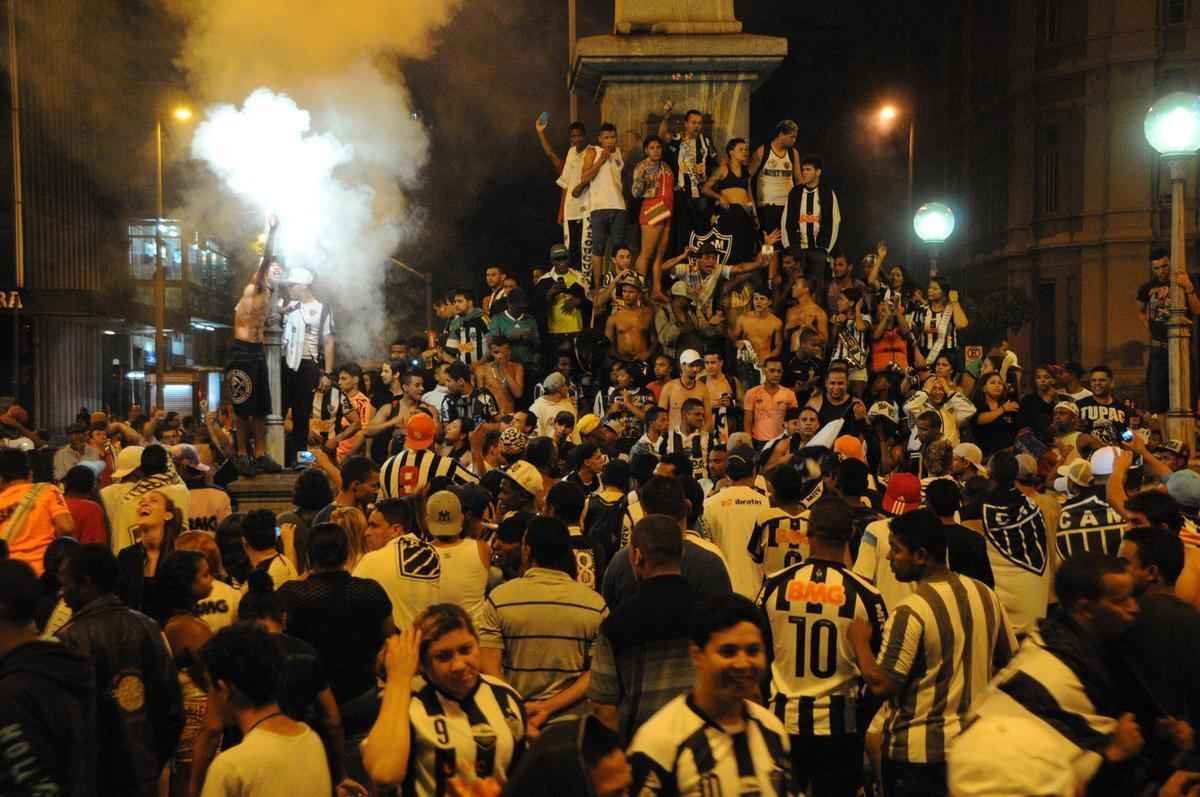 Atleticanos invadem Praa Sete, no Centro de Belo Horizonte, e comemoram ttulo indito da Copa do Brasil
