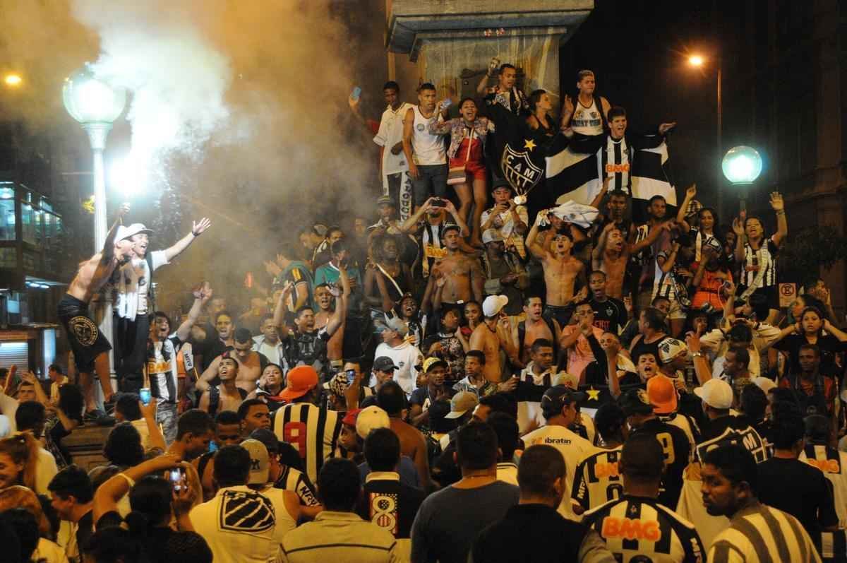 Atleticanos invadem Praa Sete, no Centro de Belo Horizonte, e comemoram ttulo indito da Copa do Brasil