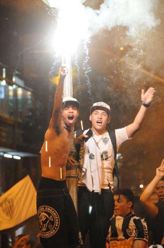 Atleticanos invadem Praa Sete, no Centro de Belo Horizonte, e comemoram ttulo indito da Copa do Brasil