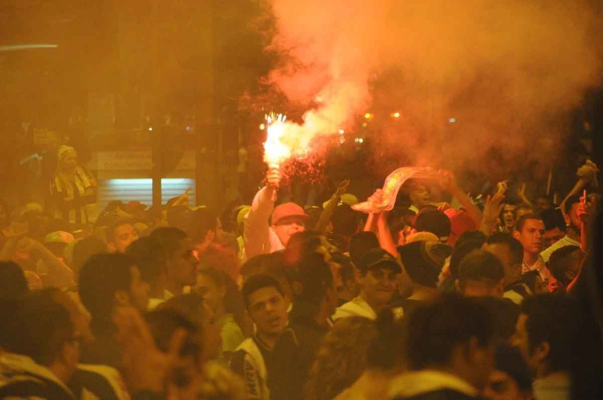Atleticanos invadem Praa Sete, no Centro de Belo Horizonte, e comemoram ttulo indito da Copa do Brasil