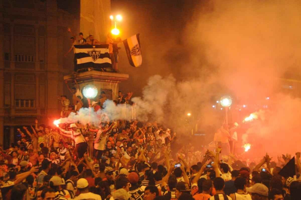 Atleticanos invadem Praa Sete, no Centro de Belo Horizonte, e comemoram ttulo indito da Copa do Brasil