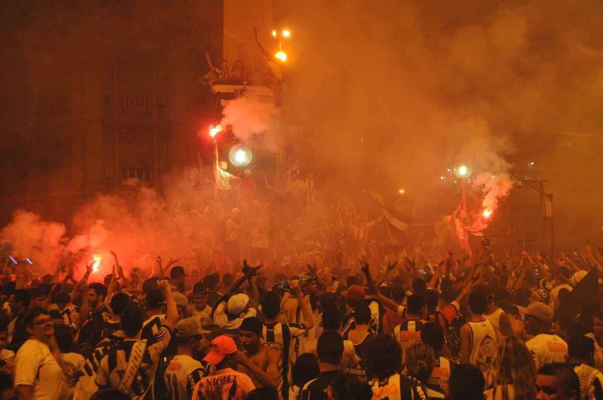 Atleticanos invadem Praa Sete, no Centro de Belo Horizonte, e comemoram ttulo indito da Copa do Brasil