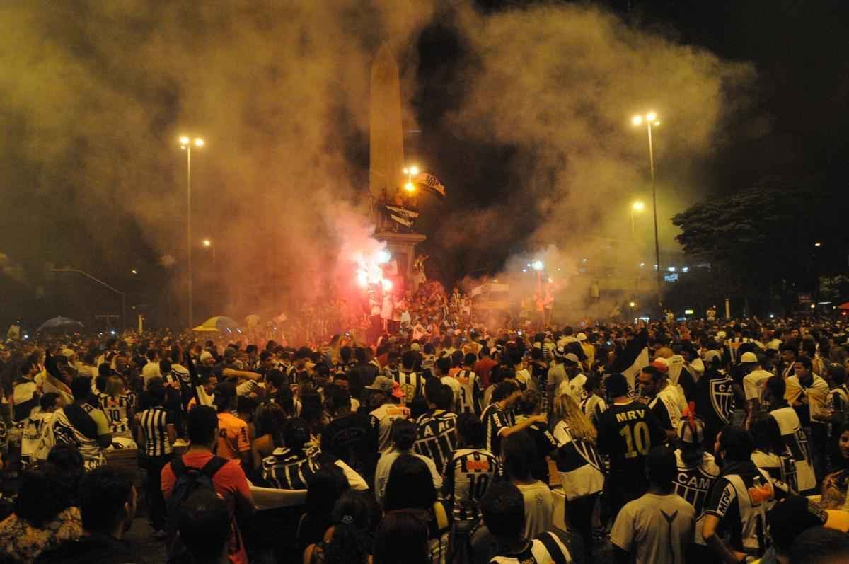 Atleticanos invadem Praa Sete, no Centro de Belo Horizonte, e comemoram ttulo indito da Copa do Brasil
