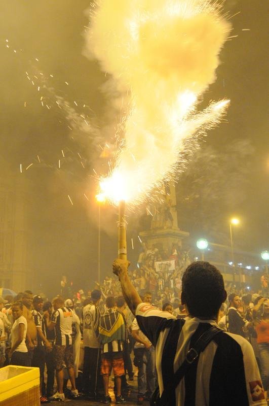 Atleticanos invadem Praa Sete, no Centro de Belo Horizonte, e comemoram ttulo indito da Copa do Brasil