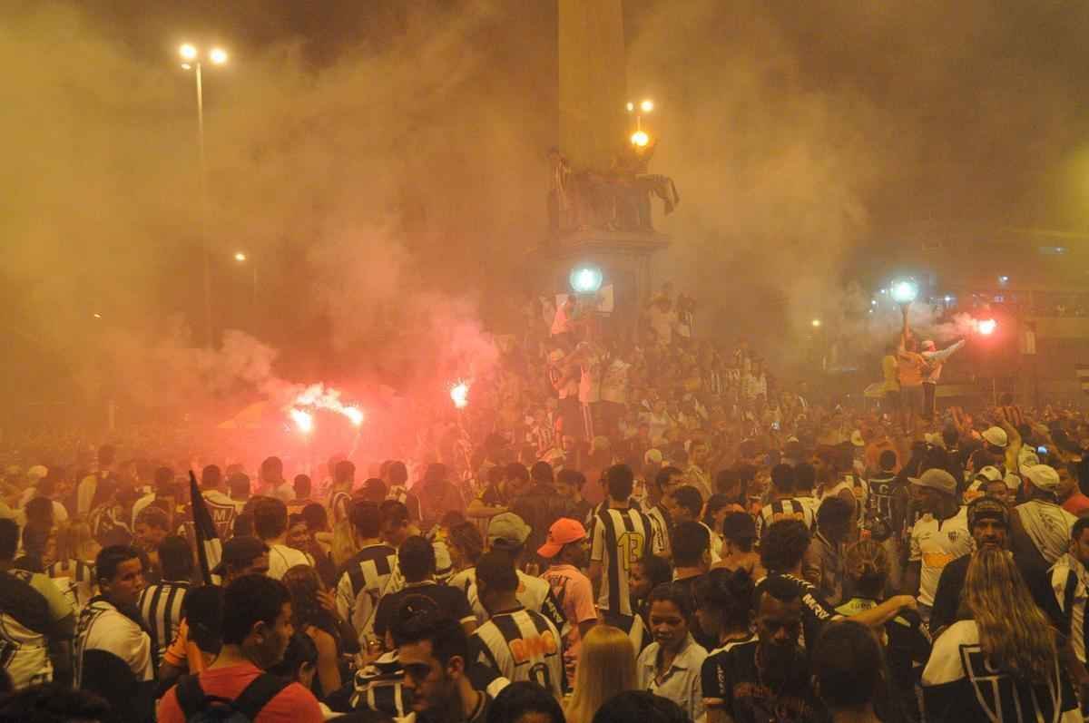 Atleticanos invadem Praa Sete, no Centro de Belo Horizonte, e comemoram ttulo indito da Copa do Brasil