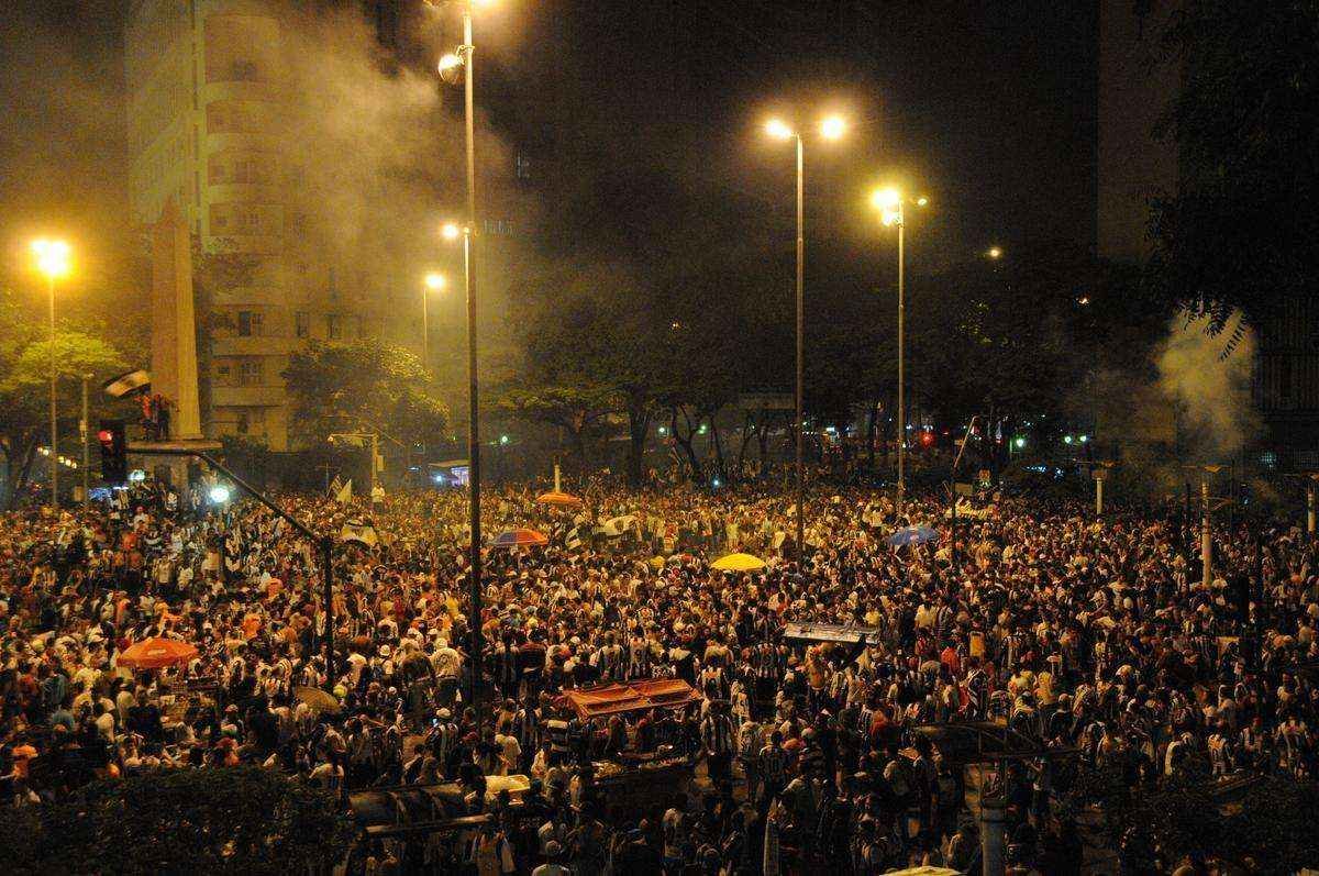 Festa dos atleticanos na Praa Sete, Centro de Belo Horizonte, aps a conquista da Copa do Brasil