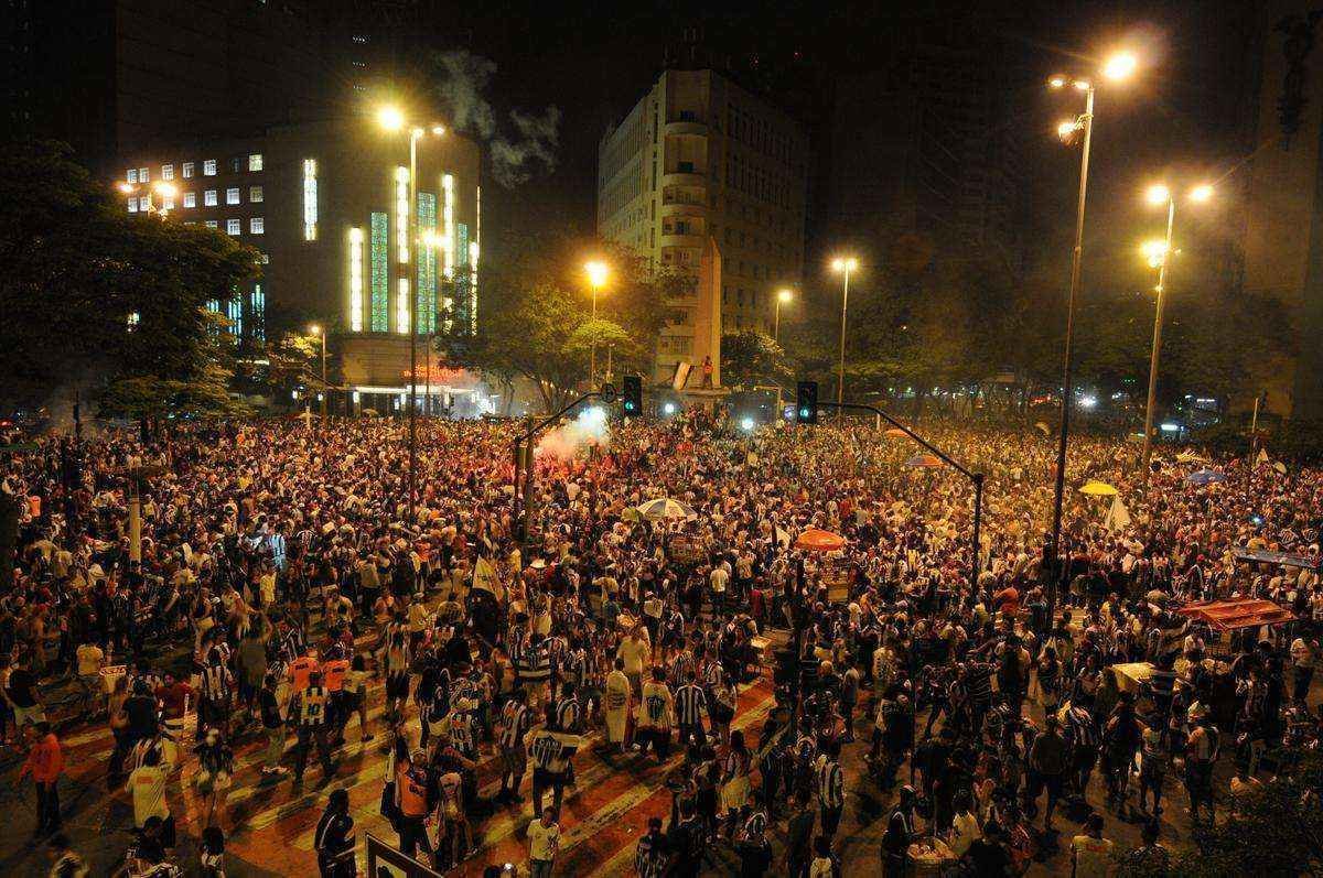 Festa dos atleticanos na Praa Sete, Centro de Belo Horizonte, aps a conquista da Copa do Brasil
