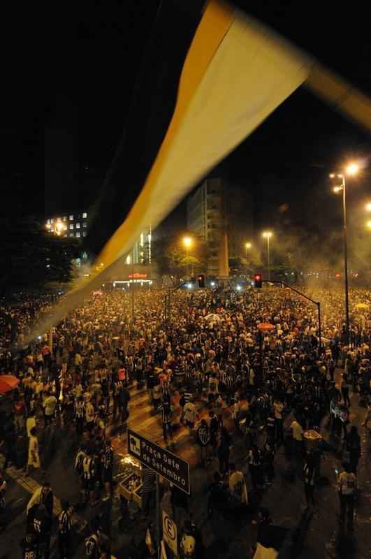 Festa dos atleticanos na Praa Sete, Centro de Belo Horizonte, aps a conquista da Copa do Brasil