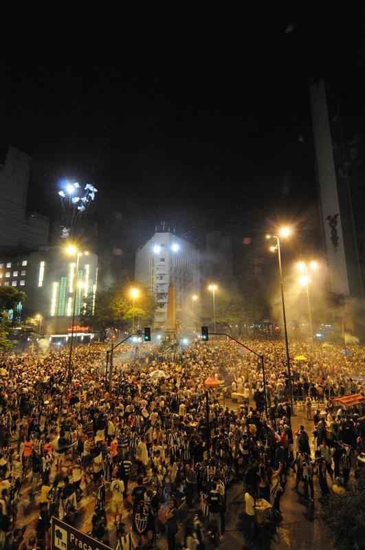 Festa dos atleticanos na Praa Sete, Centro de Belo Horizonte, aps a conquista da Copa do Brasil
