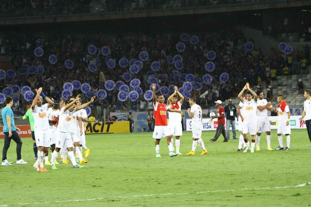 Torcedores do Cruzeiro aplaudiram e gritaram tetra, mesmo depois da derrota para o Atltico na final da Copa do Brasil