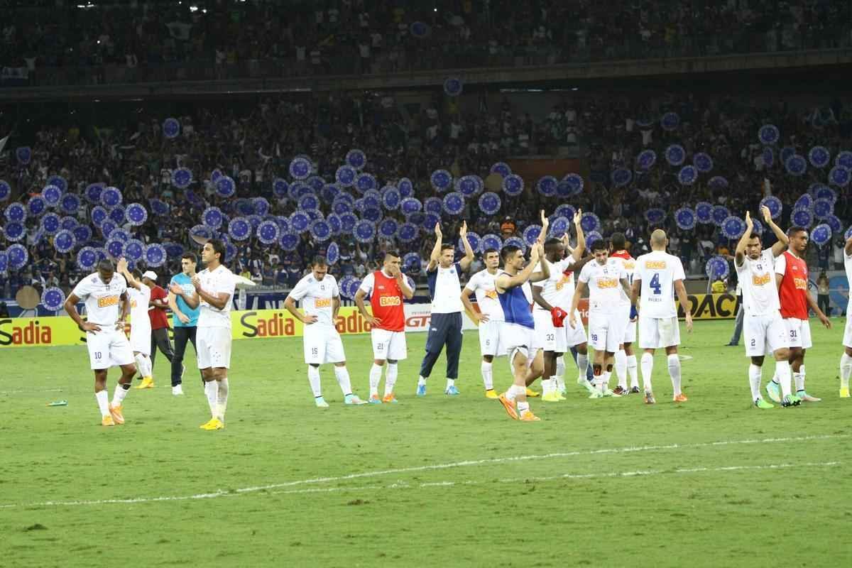 Torcedores do Cruzeiro aplaudiram e gritaram tetra, mesmo depois da derrota para o Atltico na final da Copa do Brasil