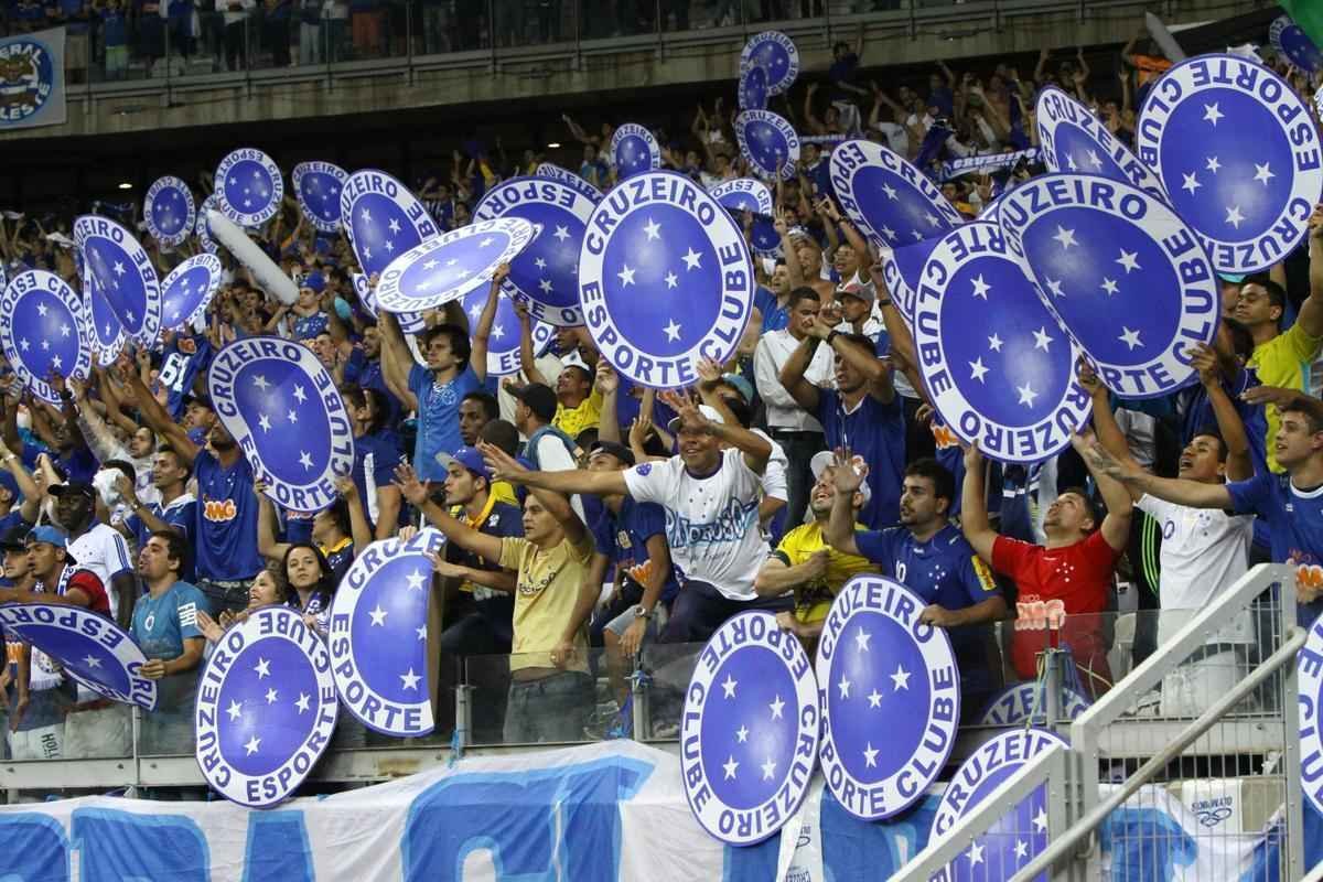 Torcedores do Cruzeiro aplaudiram e gritaram tetra, mesmo depois da derrota para o Atltico na final da Copa do Brasil