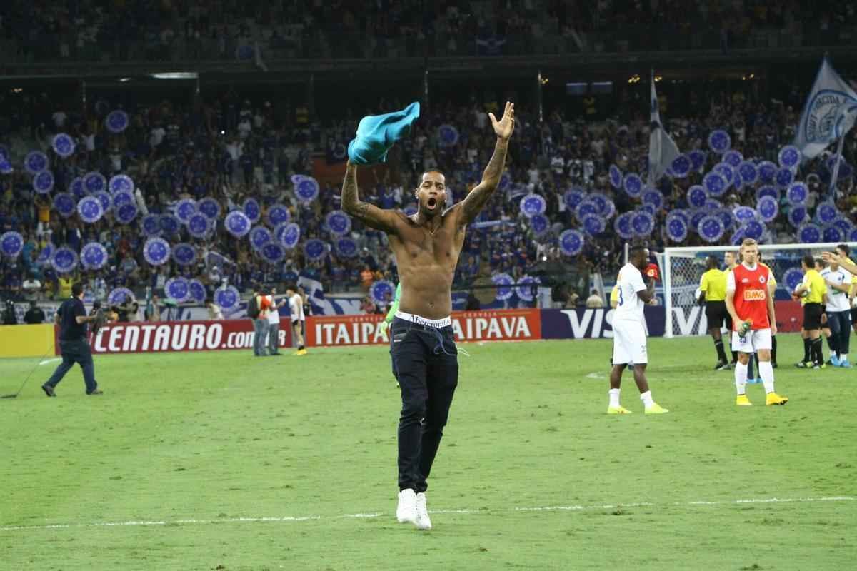 Torcedores do Cruzeiro aplaudiram e gritaram tetra, mesmo depois da derrota para o Atltico na final da Copa do Brasil