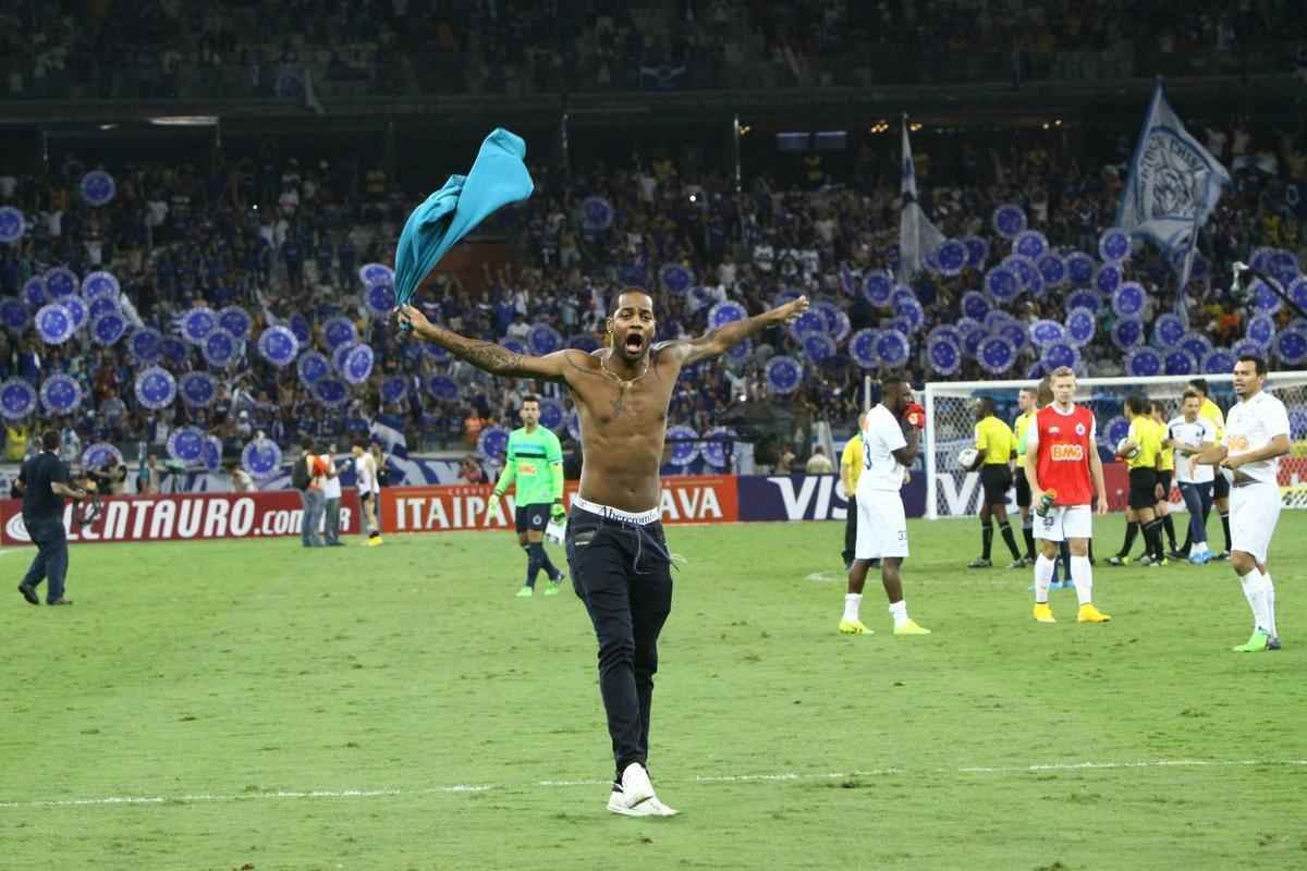 Torcedores do Cruzeiro aplaudiram e gritaram tetra, mesmo depois da derrota para o Atltico na final da Copa do Brasil