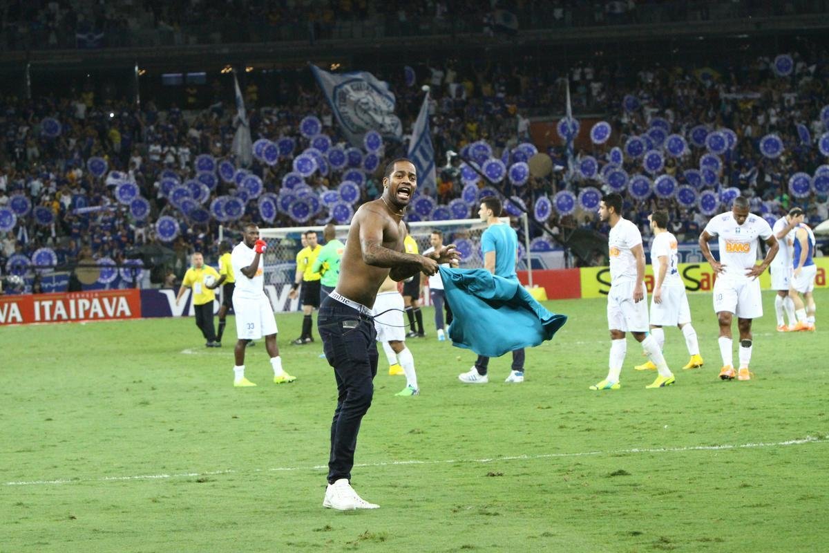 Torcedores do Cruzeiro aplaudiram e gritaram tetra, mesmo depois da derrota para o Atltico na final da Copa do Brasil