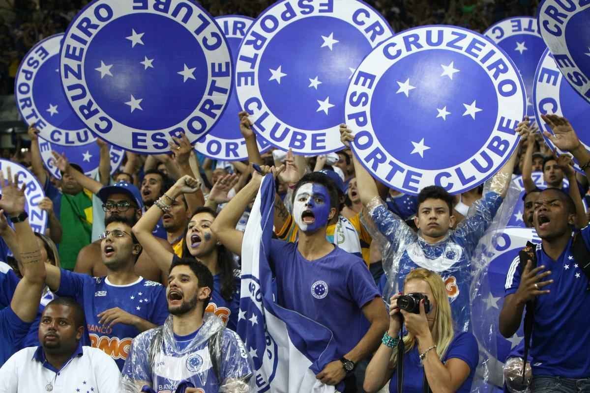 Torcedores do Cruzeiro aplaudiram e gritaram tetra, mesmo depois da derrota para o Atltico na final da Copa do Brasil