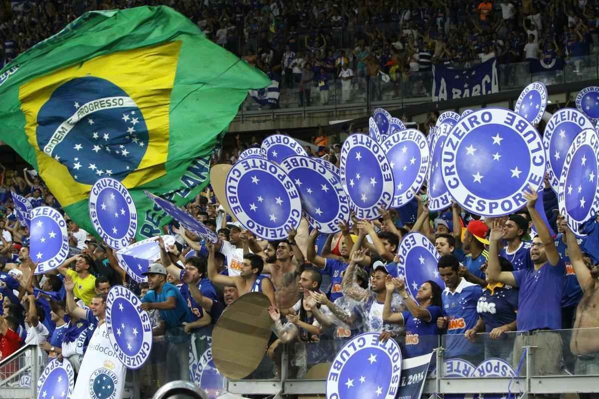 Torcedores do Cruzeiro aplaudiram e gritaram tetra, mesmo depois da derrota para o Atltico na final da Copa do Brasil