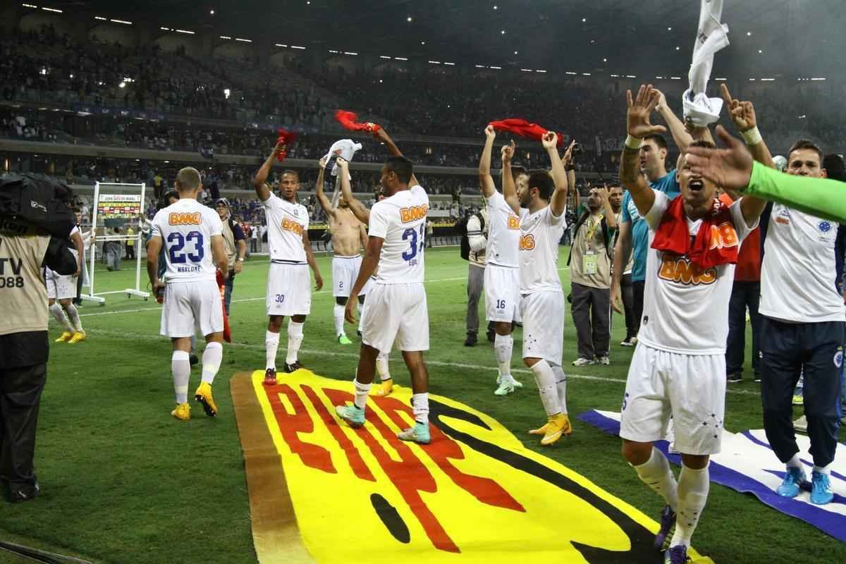 Torcedores do Cruzeiro aplaudiram e gritaram tetra, mesmo depois da derrota para o Atltico na final da Copa do Brasil