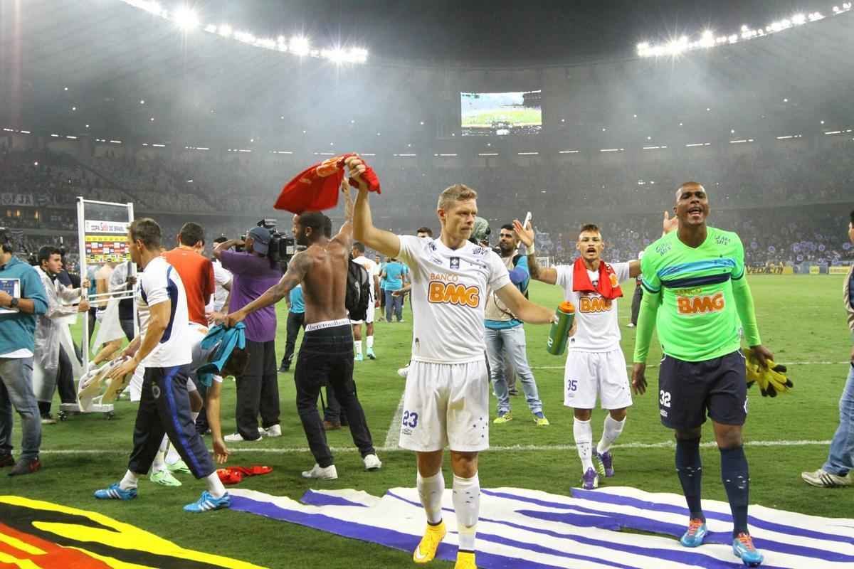 Torcedores do Cruzeiro aplaudiram e gritaram tetra, mesmo depois da derrota para o Atltico na final da Copa do Brasil