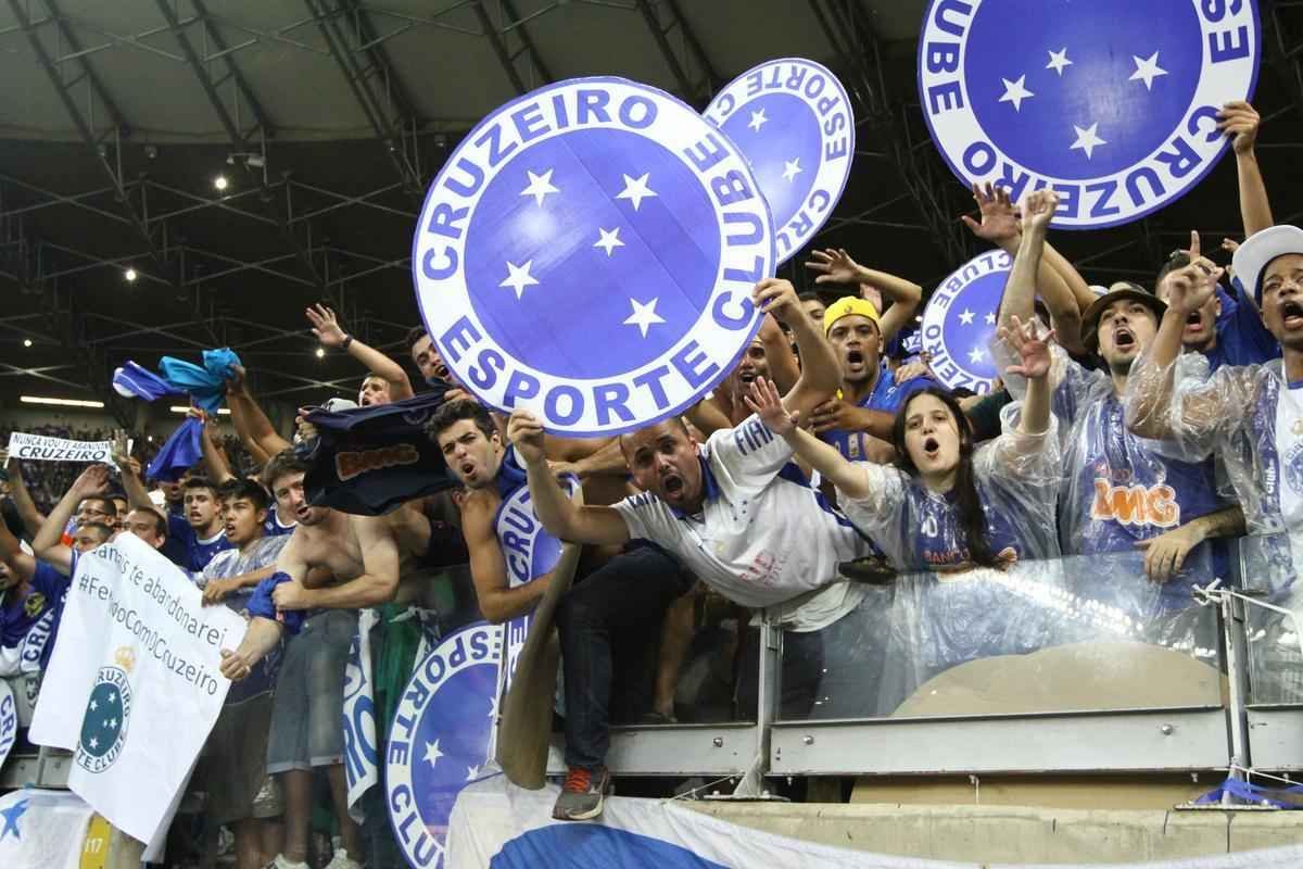 Torcedores do Cruzeiro aplaudiram e gritaram tetra, mesmo depois da derrota para o Atltico na final da Copa do Brasil