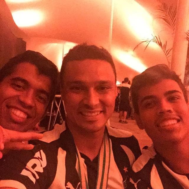 Jogadores comemoram ttulo nas redes sociais - Emerson com atleticanos na festa particular do Galo