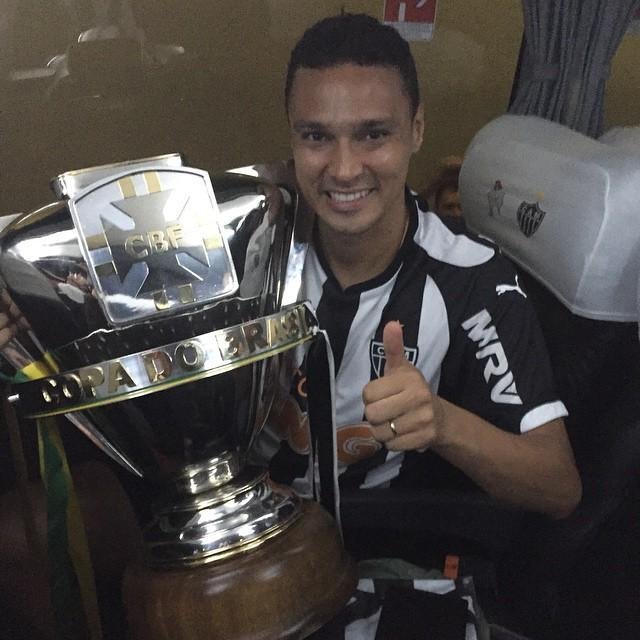 Jogadores comemoram ttulo nas redes sociais - Zagueiro Emerson com a taa da Copa do Brasil