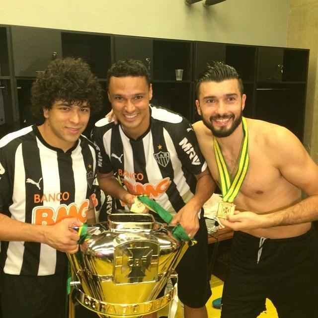 Jogadores comemoram ttulo nas redes sociais - Luan, Emerson e Dtolo registram comemorao