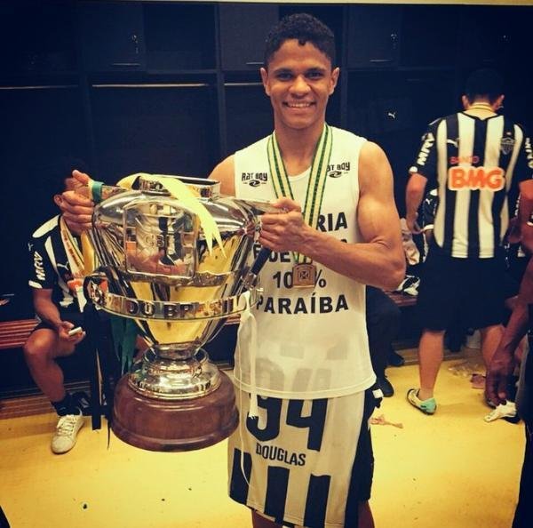 Jogadores comemoram ttulo nas redes sociais - Douglas Santos vibra com primeiro ttulo no Galo